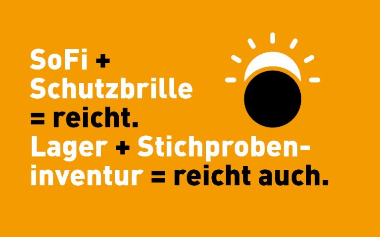 Grafik in Orange mit weißer und schwarzer Schrift: Rechts eine stilisierte partielle Sonnenfinsternis (schwarzer Mond vor weißer Sonne mit Strahlenkranz). Text: 'SoFi + Schutzbrille = reicht. Lager + Stichprobeninventur = reicht auch.'