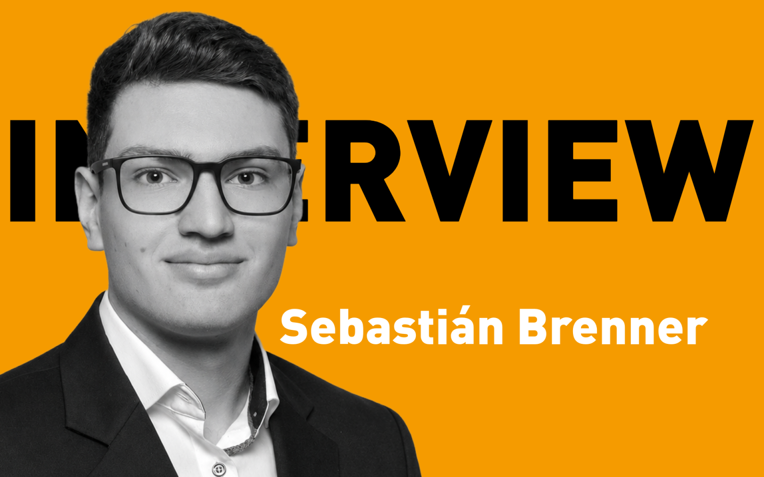 Sebastián Brenner im Interview zu seinem Praktikum bei classix, Schwarz-Weiß-Porträt vor orangefarbenem Hintergrund